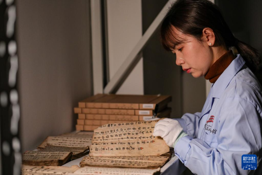 3月17日，贵州省民族博物馆的工作人员在整理水书文献。