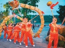 两岸同胞共迎中秋佳节——“一样的热闹气氛，一样的美好团圆”