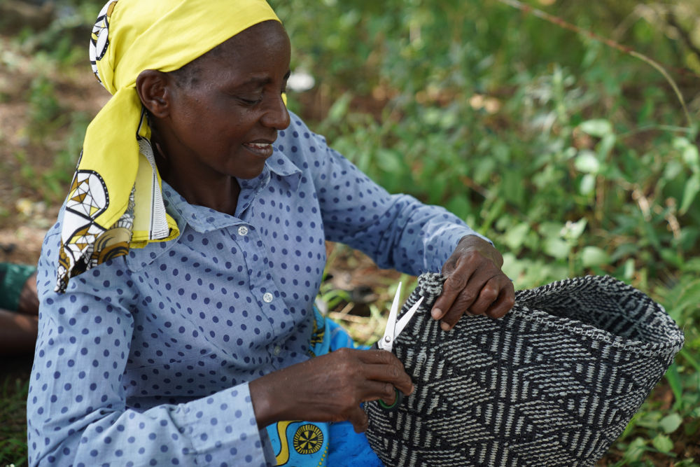 用编织支撑家庭的肯尼亚乡村母亲