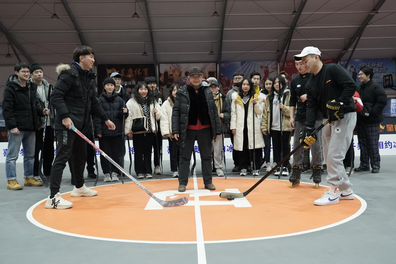 2022相约冰雪 喜迎奥运 ——武汉台青台生向冰球运动发起挑战