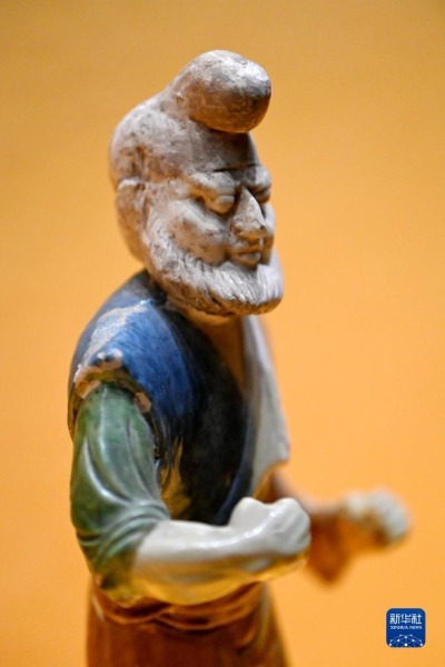 这是在西安博物院展出的唐代三彩胡人牵马（驼）陶俑（5月8日摄）。唐代的长安城中居住着大批胡人，胡乐、胡服风靡长安，经考古出土的陶俑中有为数不少的胡人形象。新华社记者 李一博 摄