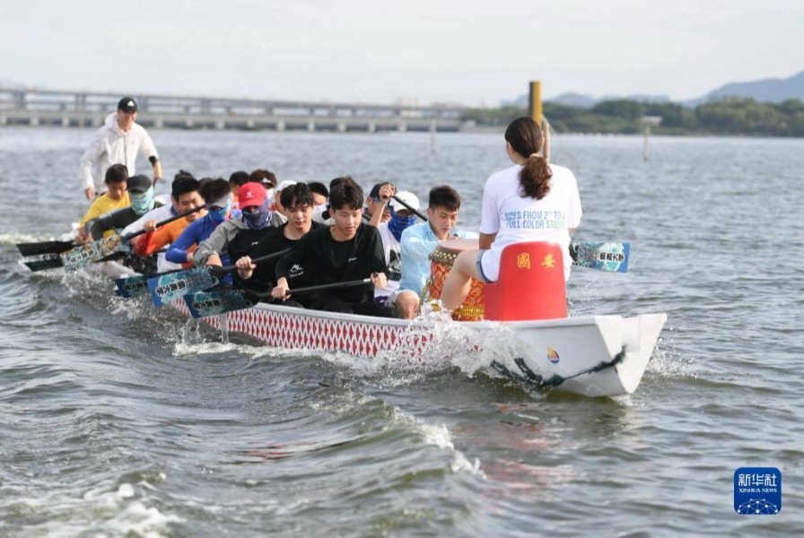5月30日，集美大学海峡龙舟队在厦门市水上运动中心训练。新华社记者 林善传 摄