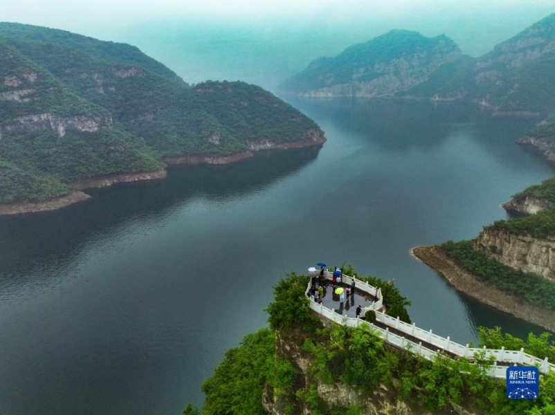 5月3日，游客在河南省济源市黄河三峡景区游览孤山峡景色（无人机照片）。新华社发（苗秋闹 摄）