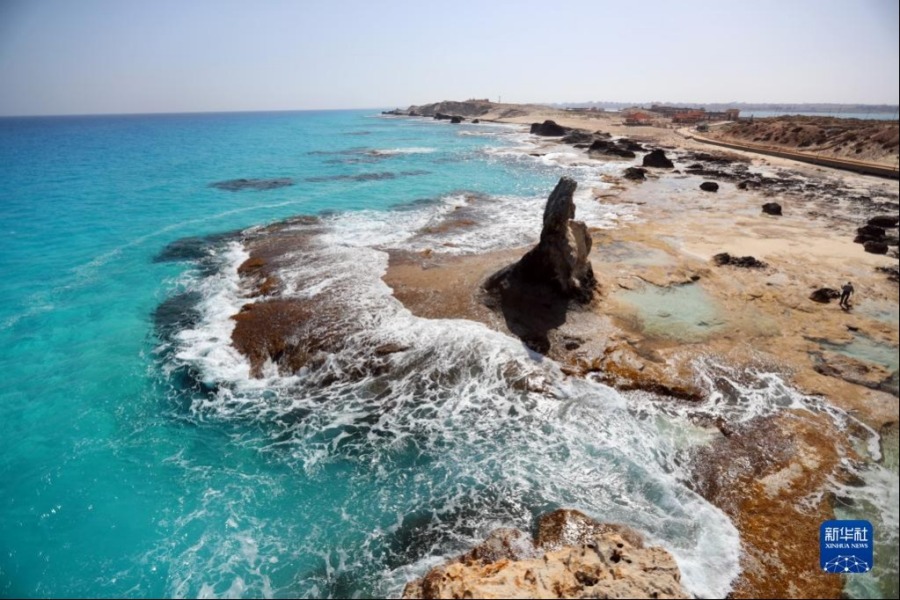 这是3月27日在埃及马特鲁港拍摄的克利奥帕特拉海滩景色。新华社记者 隋先凯 摄