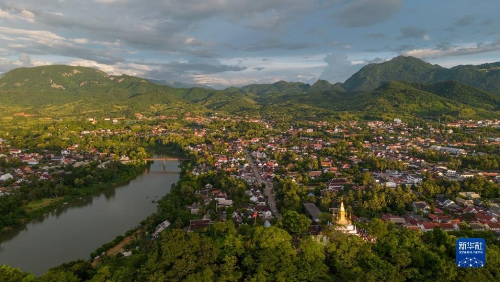 这是7月15日拍摄的老挝北部琅勃拉邦古城（无人机照片）。新华社发（凯乔 摄）