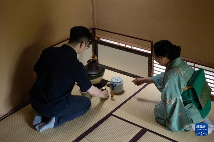 5月15日，里千家流派茶道教授浅见宗重老师（右）在日本埼玉县入间市的家中教授茶道。新华社发（孙佳林摄）