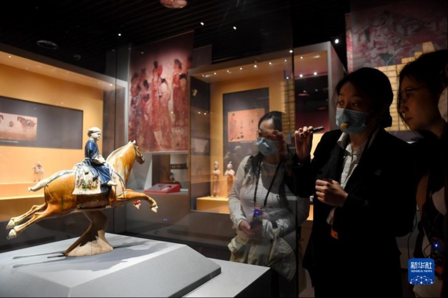 5月8日，游客在西安博物院参观唐代三彩腾空马。飞腾的三彩马上骑有一胡俑，真实再现了丝绸之路上西域胡人急奔长安的生动形象。新华社记者 李一博 摄