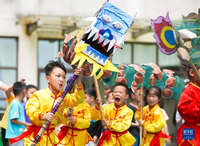 5月31日，浙江省湖州市德清县洛舍镇中心幼儿园的孩子们表演舞龙。新华社发（王正 摄）
