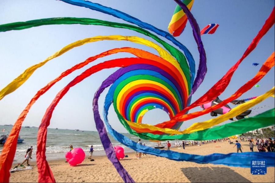 这是2月27日在泰国芭提雅海滩拍摄的大型风筝。新华社记者 王腾 摄