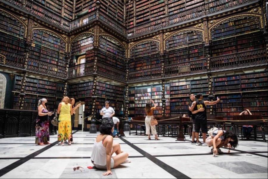 4月19日，在巴西里约热内卢，人们在皇家葡文图书馆内参观拍照。新华社记者 王天聪 摄
