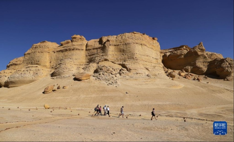 10月29日，游客在埃及法尤姆省参观风蚀地貌。新华社记者 王东震 摄