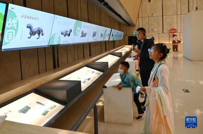5月11日，游客在陕西历史博物馆内参观。新华社记者 李一博 摄