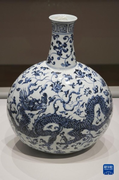 6月28日在香港故宫文化博物馆拍摄的明代青花龙穿花纹扁壶。新华社记者 王申 摄
