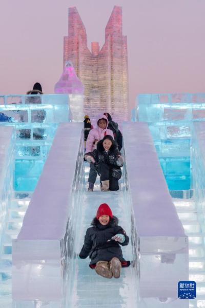 1月5日，游客在哈尔滨冰雪大世界园区游玩。新华社记者 谢剑飞 摄