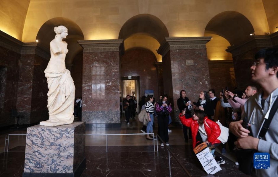 3月22日，人们在法国巴黎卢浮宫参观《断臂维纳斯》。新华社记者高静摄