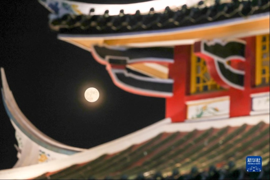 9月10日在福建省厦门市集美区拍摄的圆月。新华社发（曾德猛 摄）