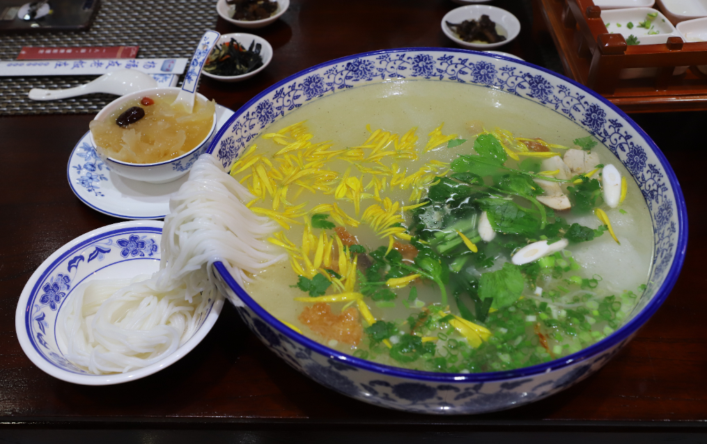 台湾省的家人们，欢迎回家吃这碗过桥米线
