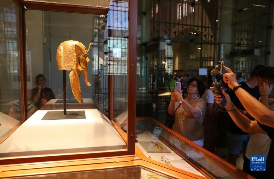 10月5日，在位于埃及开罗的埃及博物馆，游客拍摄法老苏瑟奈斯一世的金面具。 新华社记者 隋先凯 摄