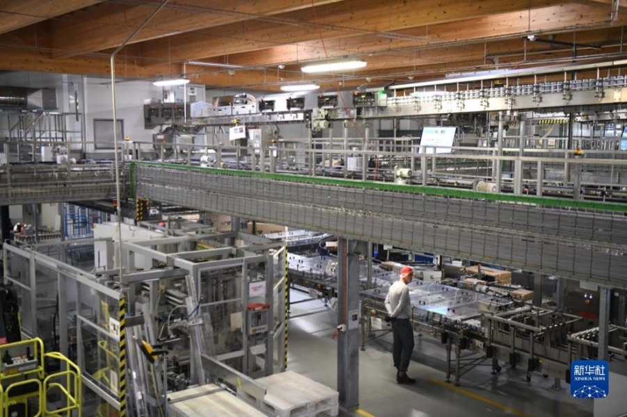 这是10月31日在瑞士科诺尔芬根的雀巢工厂内拍摄的生产线。新华社记者 连漪 摄