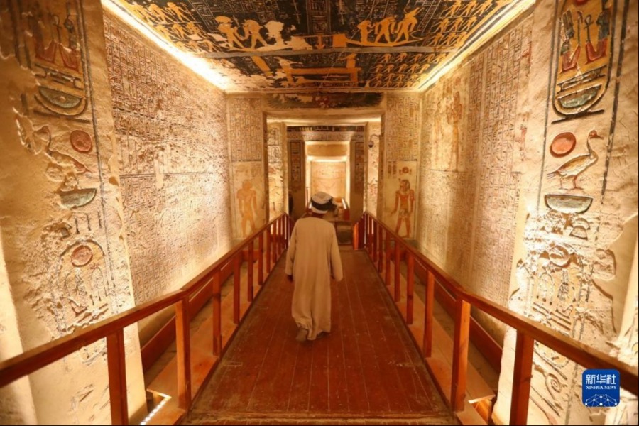 4月26日，在埃及卢克索帝王谷，工作人员在法老拉美西斯六世陵墓内巡视。新华社记者 隋先凯 摄