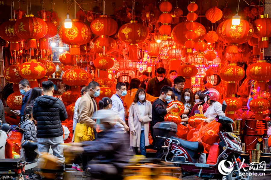 福州街头年味浓  满城尽是“春节红”