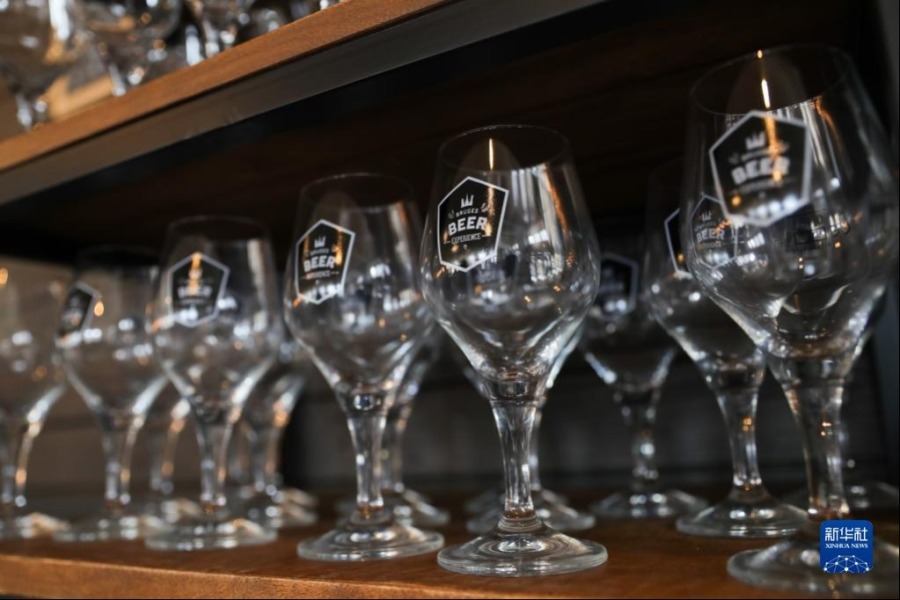 这是5月13日在比利时布鲁日的“啤酒体验”博物馆商店拍摄的文创产品——啤酒杯。新华社记者 郑焕松 摄