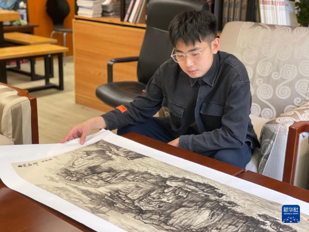 香港青年李冠亿：“用笔墨绘出祖国山河是我的梦想”