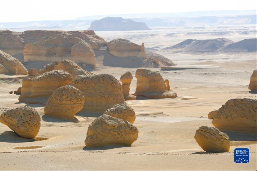 这是10月29日在埃及法尤姆省拍摄的风蚀地貌。新华社记者 隋先凯 摄