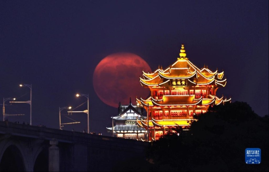 9月10日，一轮圆月从湖北武汉黄鹤楼后升起。新华社发（周国强 摄）