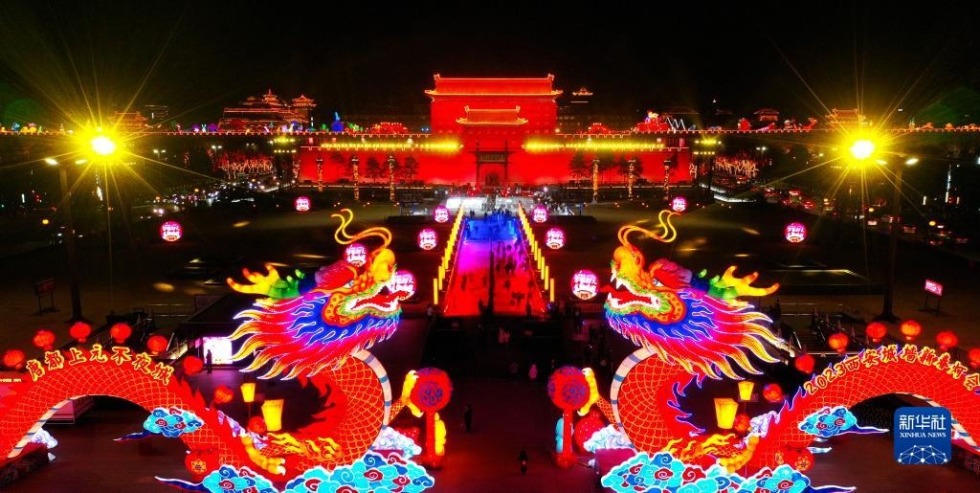 2023年春节期间西安城墙永宁门的花灯（1月26日摄，无人机照片）。新华社记者 刘潇 摄