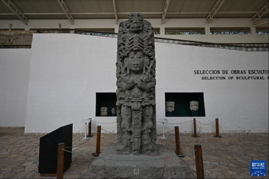 这是4月1日在洪都拉斯科潘玛雅古城遗址博物馆内拍摄的一处雕刻。新华社记者 辛悦卫 摄