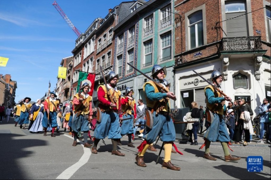 4月15日，身着古装的游行队伍在比利时那慕尔市传统民俗日活动上行进。新华社记者 郑焕松 摄