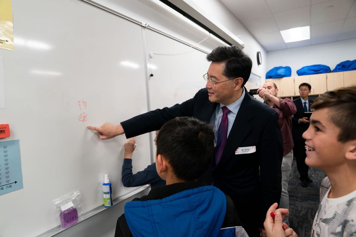 秦刚大使访问犹他州卡斯卡德小学，出席习近平主席致该校学生复信原件揭幕仪式