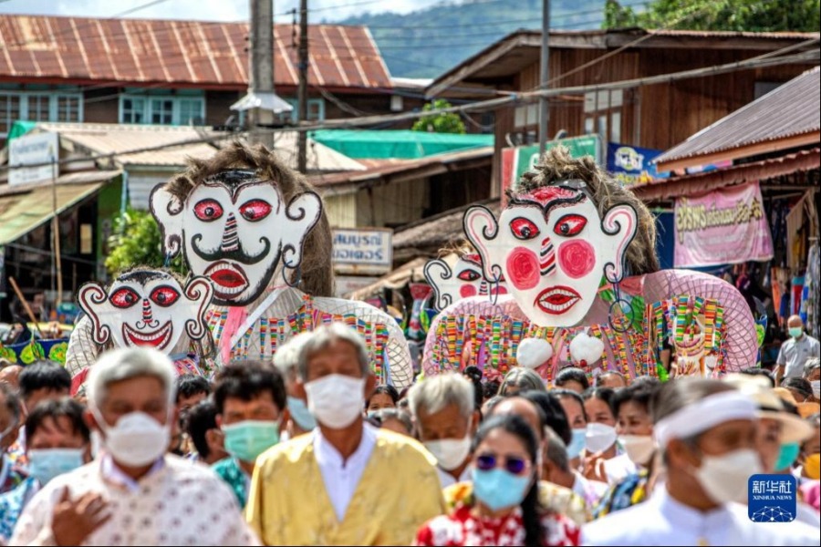 7月1日，人们在泰国黎府参加“鬼面节”游行。新华社记者 王腾 摄