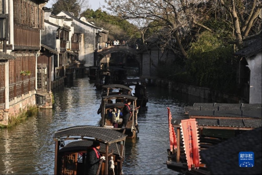 1月25日，游客在浙江省桐乡市乌镇景区乘坐摇橹船。新华社记者 黄宗治 摄