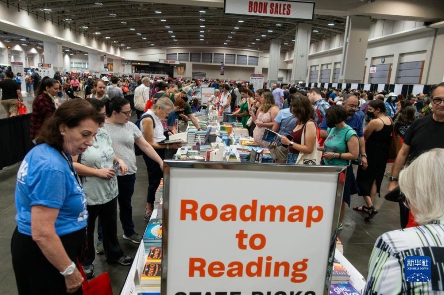 8月12日，读者在美国首都华盛顿的全国图书节上参观。新华社记者 刘杰 摄