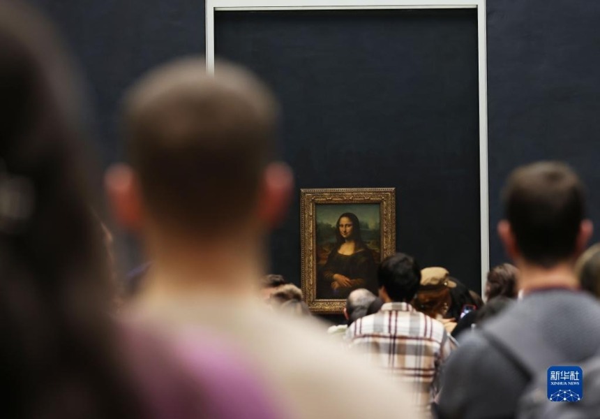 3月22日，人们在法国巴黎卢浮宫欣赏达芬奇名画《蒙娜丽莎》。新华社记者高静摄