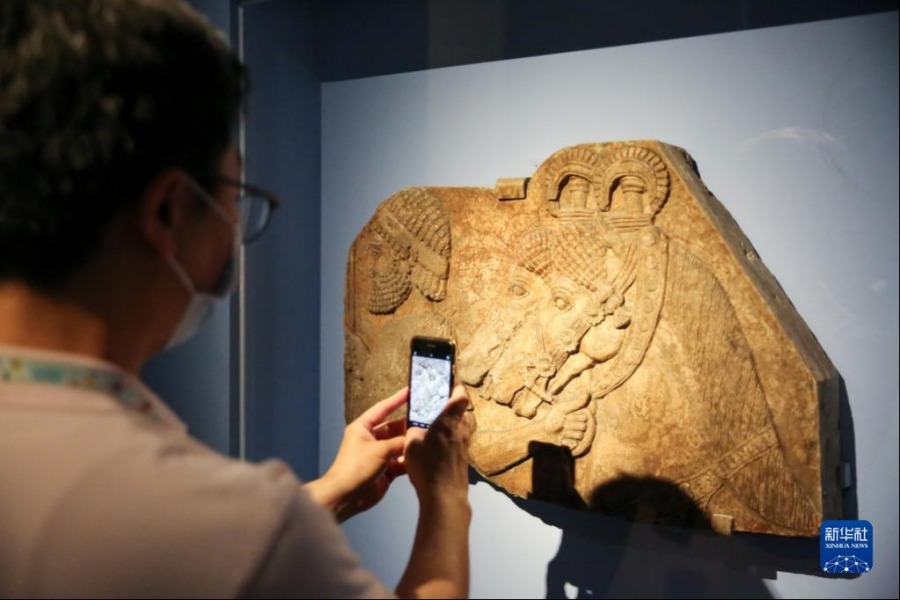 7月21日，参观者在韩国国立中央博物馆美索不达米亚陈列馆的预展上参观。新华社记者 王益亮 摄