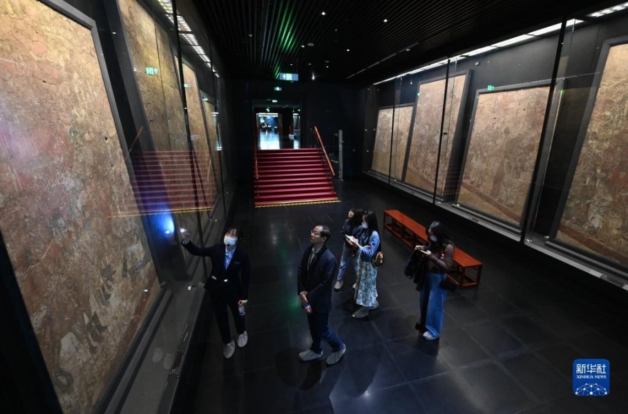 5月11日，游客在陕西历史博物馆唐代壁画珍品馆内参观绘制于懿德太子墓的《阙楼仪仗图》。新华社记者 李一博 摄
