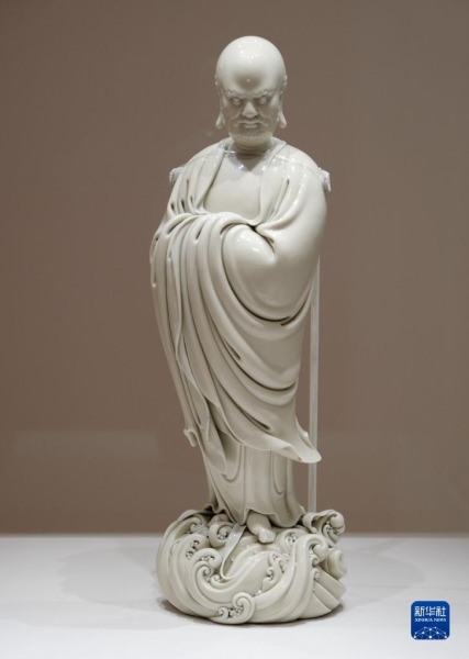 6月28日在香港故宫文化博物馆拍摄的明代德化窑白釉达摩渡江立像。新华社记者 王申 摄