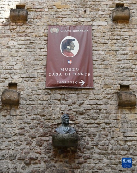 这是4月14日在意大利佛罗伦萨拍摄的但丁故居博物馆外的但丁雕像。新华社记者 金马梦妮 摄