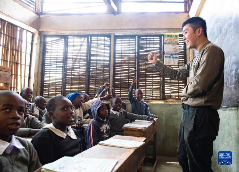 4月19日，在肯尼亚内罗毕马萨雷贫民区的一所小学，刘宜孟翰在读书活动后为孩子们鼓劲加油。新华社记者 李亚辉 摄
