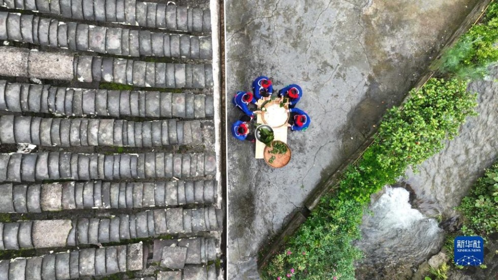 5月26日，贵州省锦屏县大同乡章山村村民在包粽子（无人机照片）。新华社发（杨晓海 摄）