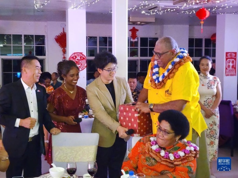 2月5日，斐济总统卡托尼韦雷在苏瓦的欢乐春节元宵联欢会上为嘉宾抽奖。新华社记者 张永兴 摄