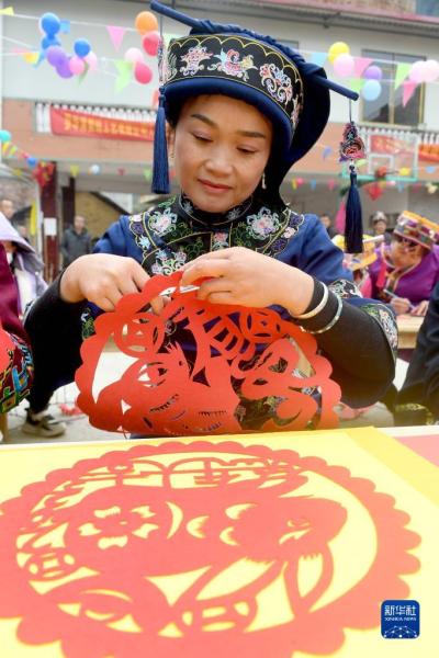 1月16日，在广西河池市罗城仫佬族自治县四把镇思平村小稔屯，一名民间剪纸艺人在进行生肖兔剪纸创作。