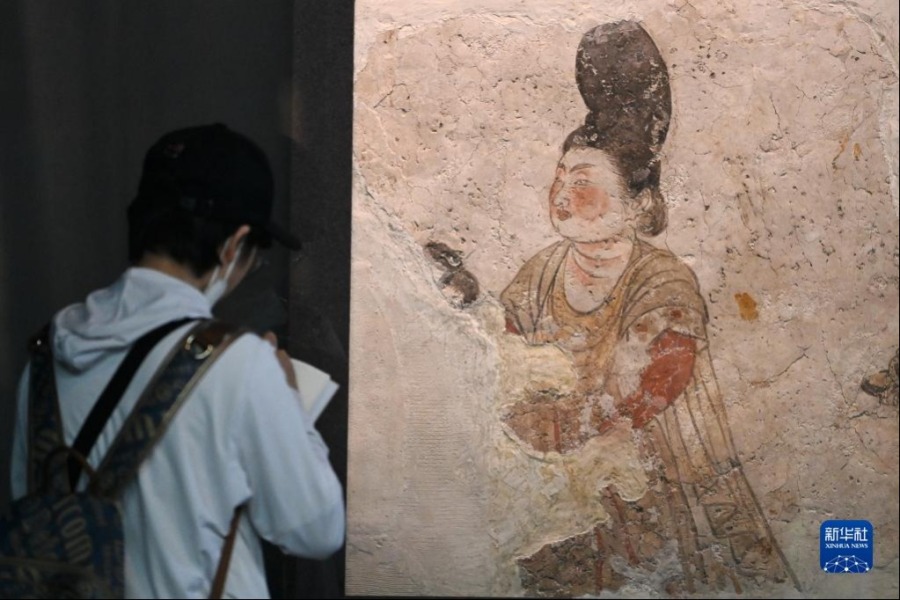 5月11日，游客在陕西历史博物馆唐代壁画珍品馆内临摹壁画。新华社记者 李一博 摄