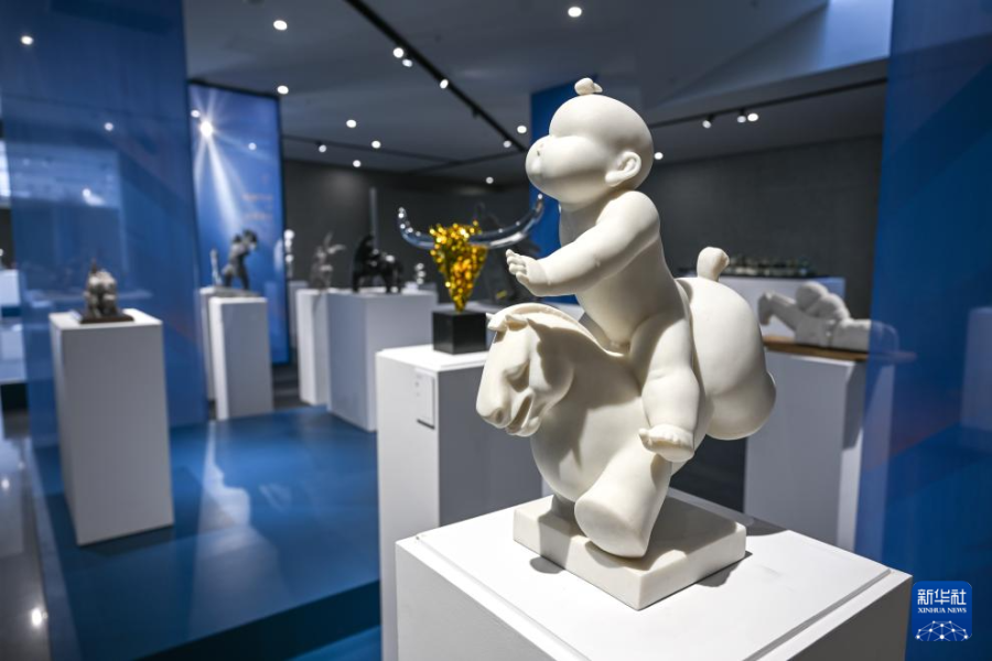 10月14日在首届呼和浩特国际雕塑艺术展上拍摄的雕塑作品。