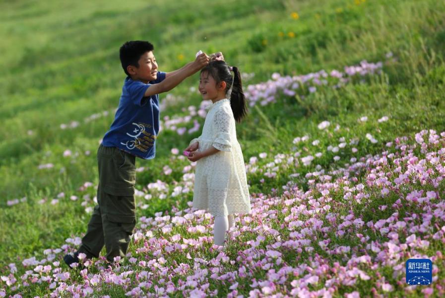 5月7日，两名小朋友在山东省滕州市上善公园玩耍。新华社发（李志军 摄）