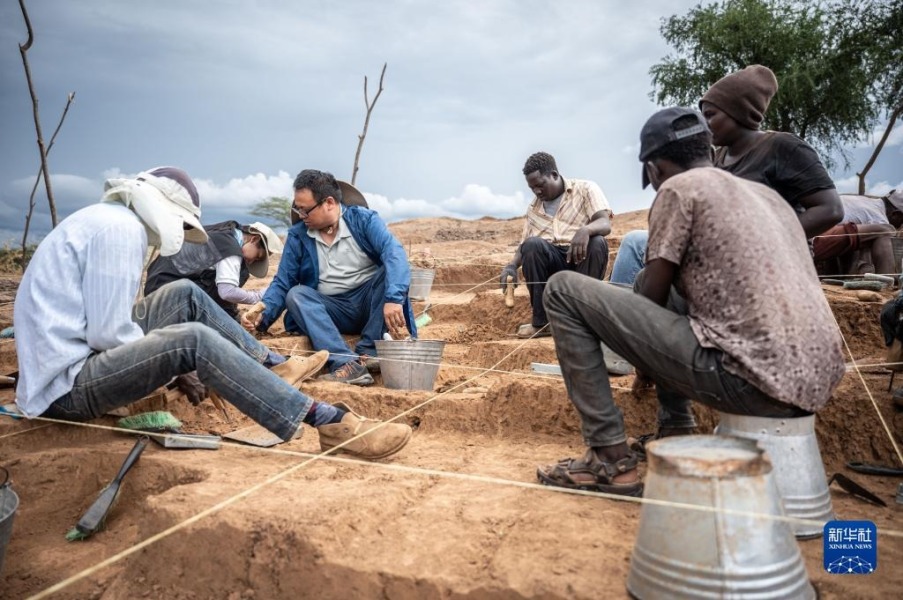 11月3日，中肯联合考古队队员顾雪军（左三）在位于肯尼亚巴林戈郡马里加特镇的考古现场进行发掘工作。新华社记者 王冠森 摄