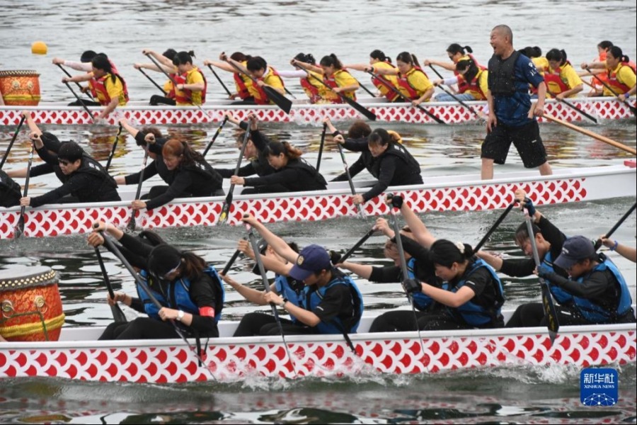6月2日，在“龙腾虎跃”2022海峡两岸赛龙舟活动现场，参加龙舟比赛的龙舟队奋勇争先。新华社记者 周义 摄